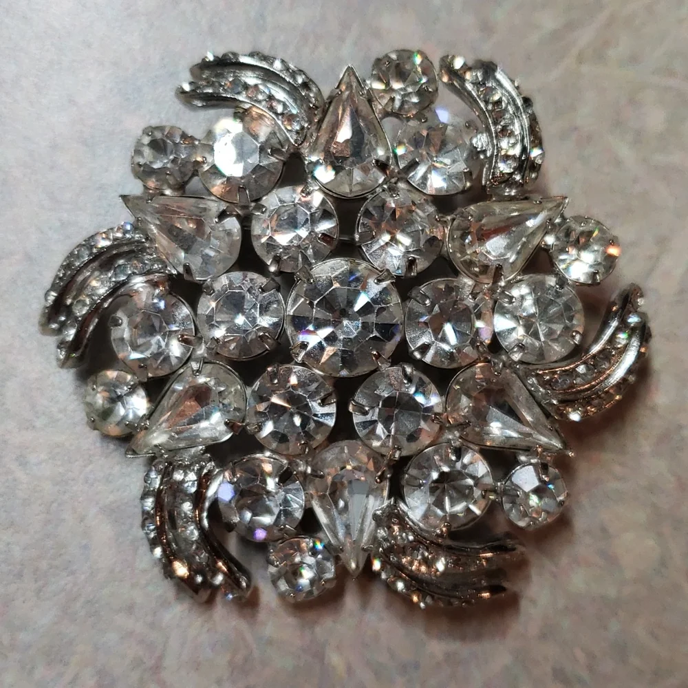 Beautiful crystal brooch - Picture 2 of 5